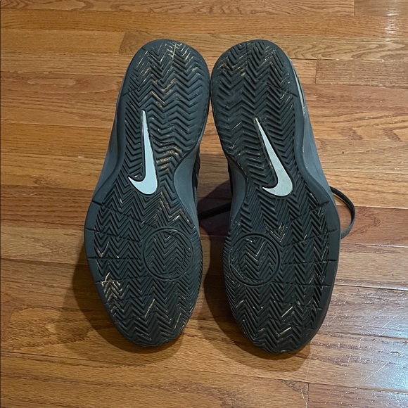 Nike Men's Gray/White Hyper Aggressor Air Max size 10 Athletic Shoes - Picture 7 of 8